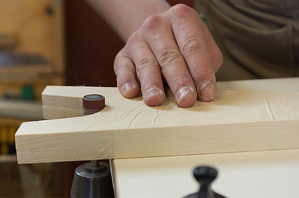 Taille d'une pièce de bois sur-mesure