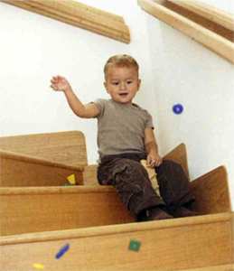 Enfant sur une marche d'escalier Escarmor