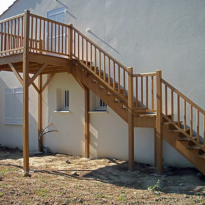 Escalier extérieur droit tout en bois sans contremarches avec palier intermédiaire et terrasse haute