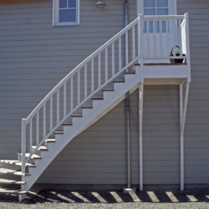 Escalier extérieur quart tournant bas et palier seuil en bois sans contremarches. Marches de couleur grise. Crémaillères, poteaux, rampe, balustres et garde corps de couleur blanche. Poteaux et balustres standards sans gorge. Main courante, rampe et crémaillère jour légèrement balancées.