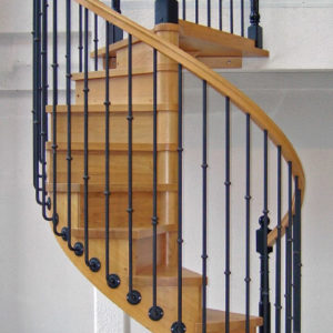 Escalier en bois hélicoïdal (colimaçon) teinte chêne clair avec contremarches. Rampe : main courante en bois teinte chêne clair avec gorges, balustres en fer forgé teinte noire avec débords, poteaux bois et métal noirs forgés.