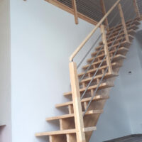 Escalier double crémaillères centrales en bois avec crémaillères et marches vernis mat et son garde-corps à lisses inox