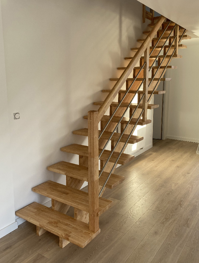Escalier double crémaillères centrales en bois avec crémaillères et marches vernis mat