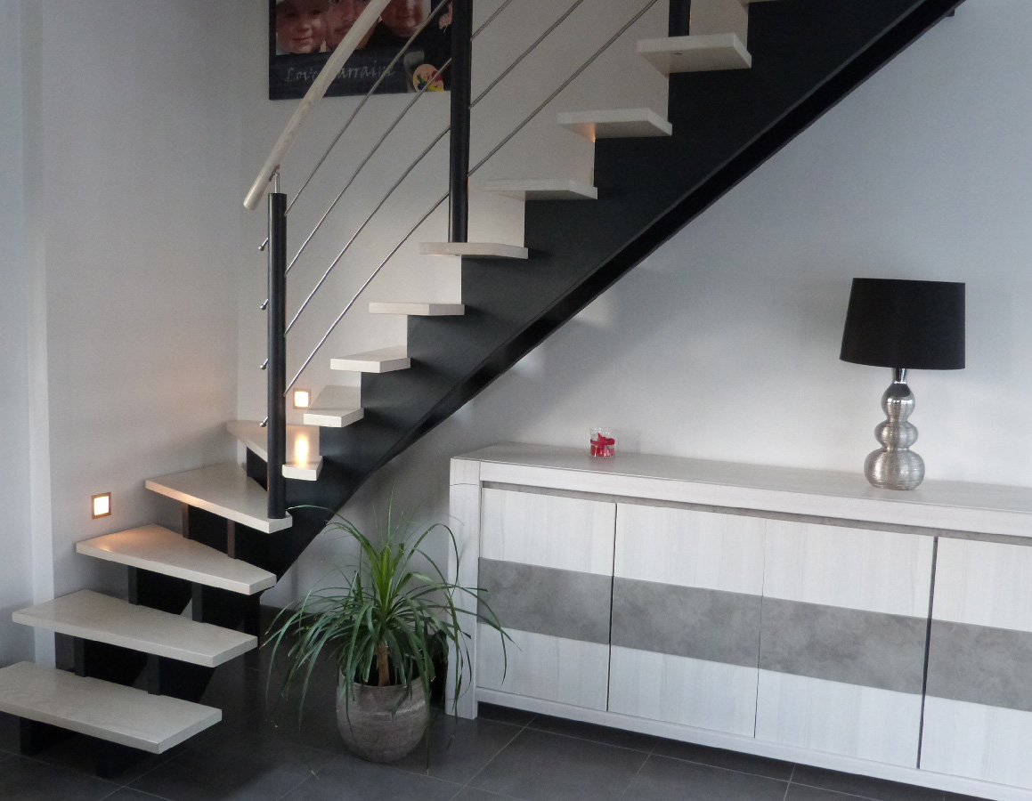 Escalier double crémaillères centrales en bois avec crémaillères teintées noires et marches blanchies