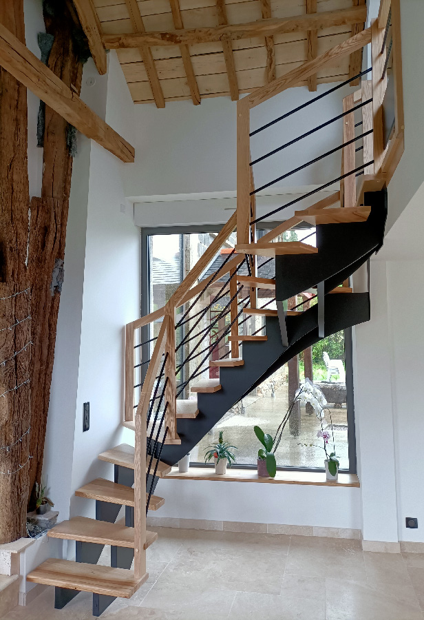 Escalier double crémaillères centrales en bois avec crémaillères teintées noires et marches vernis mat
