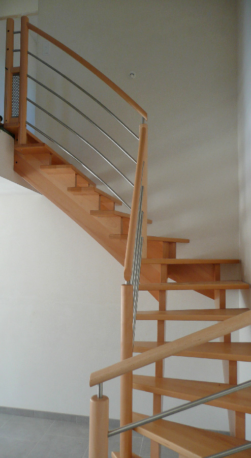 Escalier double crémaillères centrales en bois avec crémaillères et marches vernis mat