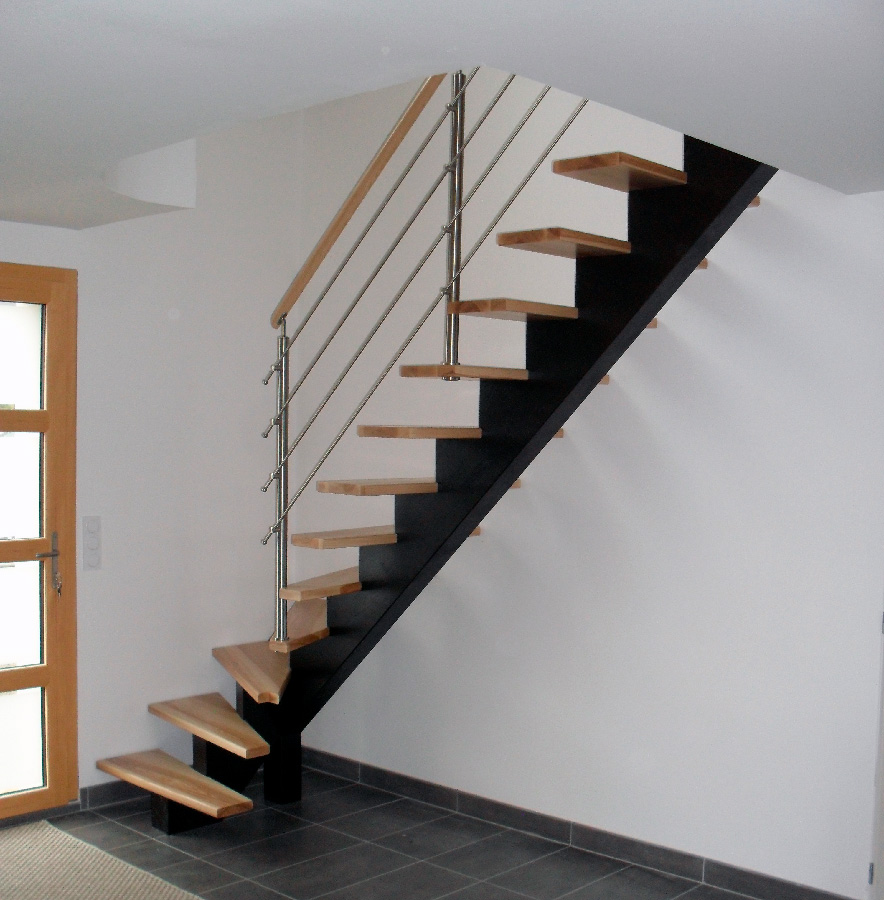 Escalier limon central bois teinté noir et marches vernis naturel avec rampe inox et main courante bois