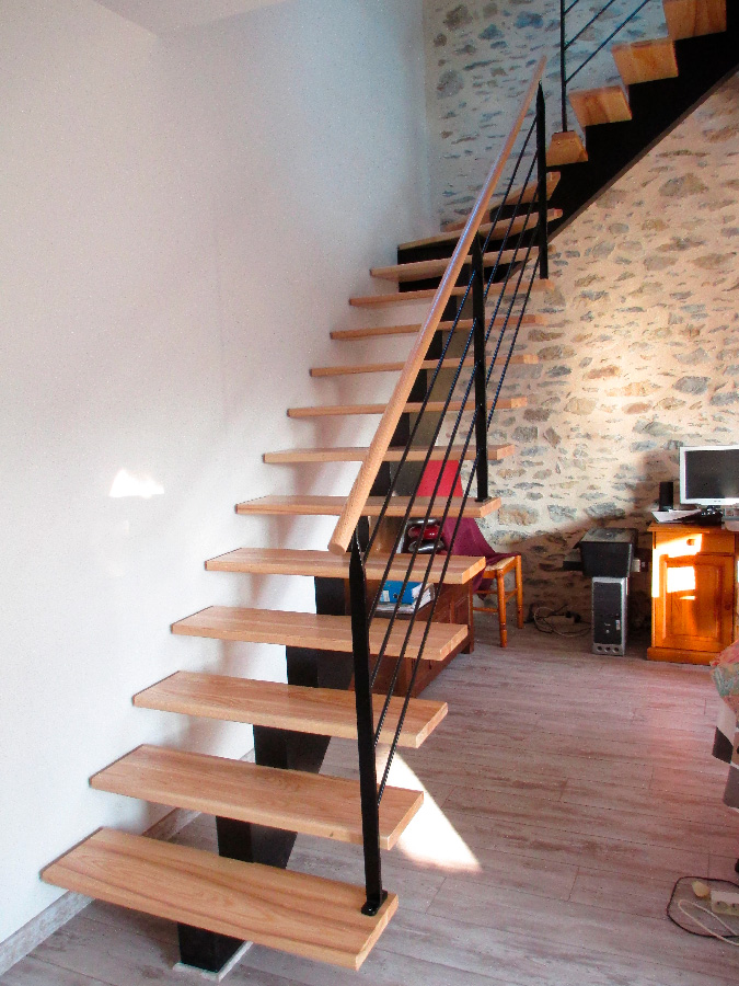 Escalier limon central bois teinté noir et marches vernis naturel avec rampe acier et main courante bois