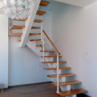 Escalier limon central bois teinté blanc et marches vernis naturel avec rampe acier