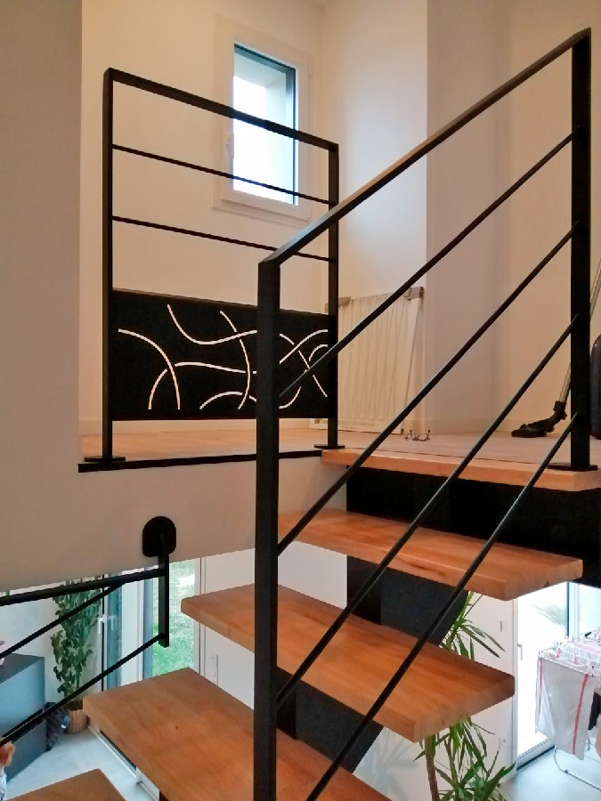 Escalier limon central bois teinté noir et marches vernis naturel avec rampe et garde corps acier