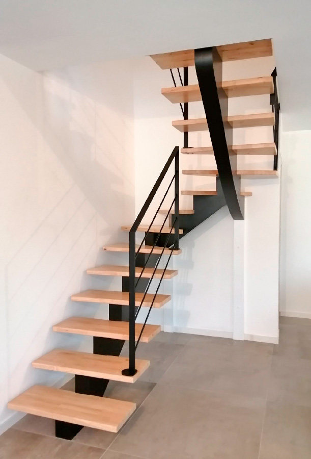 Escalier limon central bois teinté noir et marches vernis naturel avec rampe acier