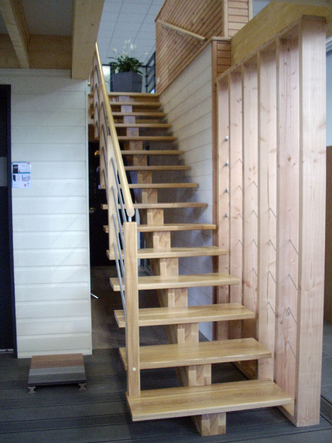 Escalier limon central bois vernis naturel avec rampe bois et tubes inox