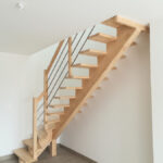 Escalier limon central bois avec rampe bois et tubes inox