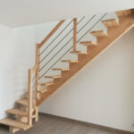 Escalier limon central bois avec rampe bois et tubes inox