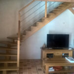 Escalier limon central bois vernis naturel avec rampe bois et tubes inox