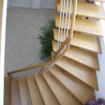 Escalier limon central bois vernis naturel avec rampe bois et tubes inox