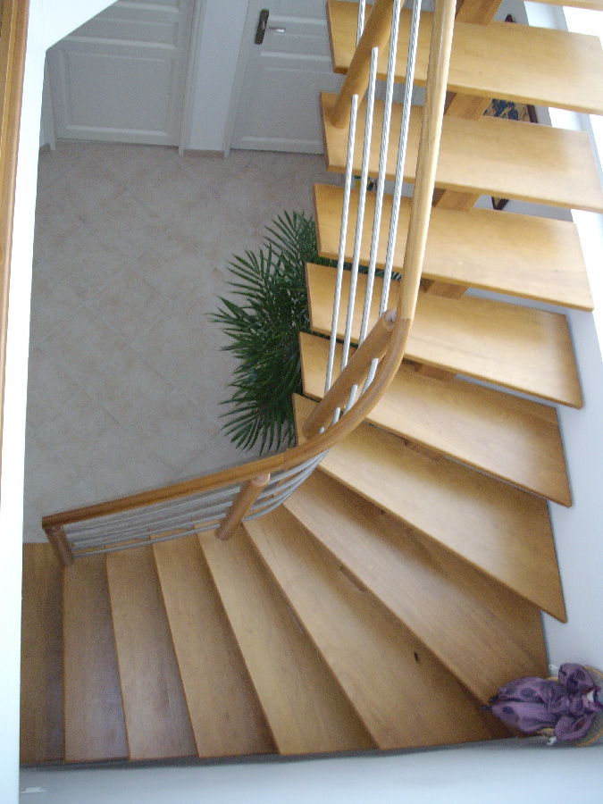 Escalier limon central bois vernis naturel avec rampe bois et tubes inox