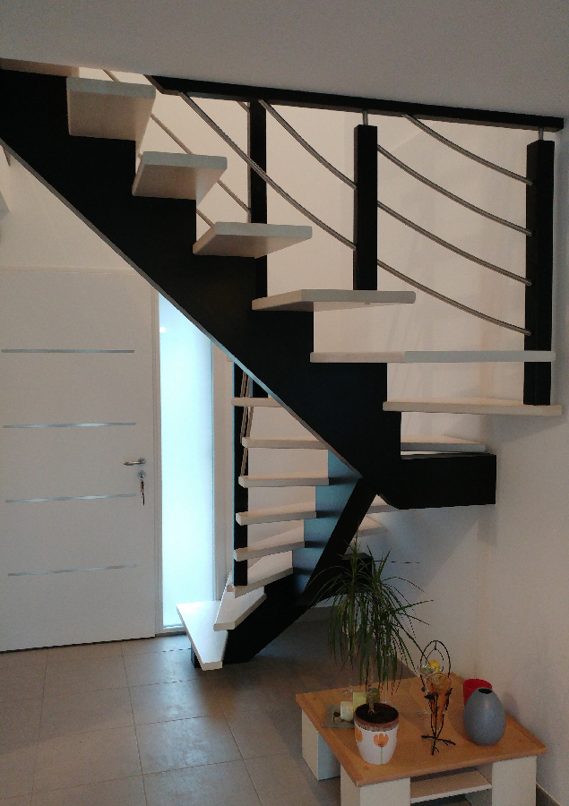 Escalier limon central bois teinté noir et marches blanchies avec rampe bois