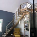 Escalier limon central bois vernis naturel avec rampe et garde-corps bois sur palier