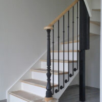 Escalier une crémaillère de jour en bois avec crémaillères teintées blanc et marches vernis mat