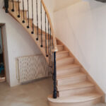 Escalier une crémaillère de jour en bois ensemble vernis mat
