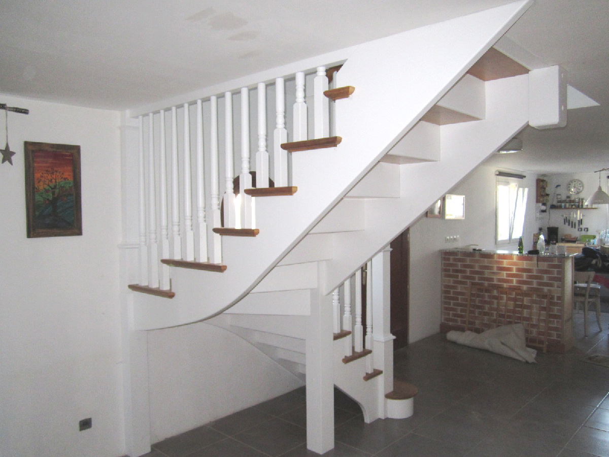 Escalier une crémaillère de jour en bois avec crémaillères teintées blanc et marches teintées