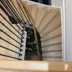 Escalier une crémaillère de jour en bois avec crémaillères teintées blanc et marches vernis mat