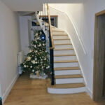 Escalier une crémaillère de jour en bois avec crémaillères teintées blanc et marches vernis mat