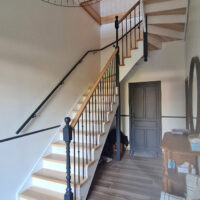 Escalier une crémaillère de jour en bois avec crémaillères teintées blanc et marches vernis mat
