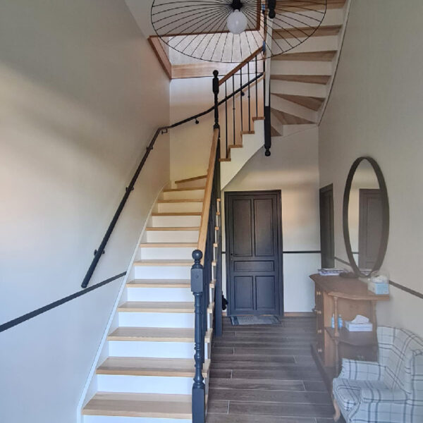 Escalier une crémaillère de jour en bois avec crémaillères teintées blanc et marches vernis mat